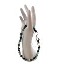 Attache cellulaire turquoise et Larvikite